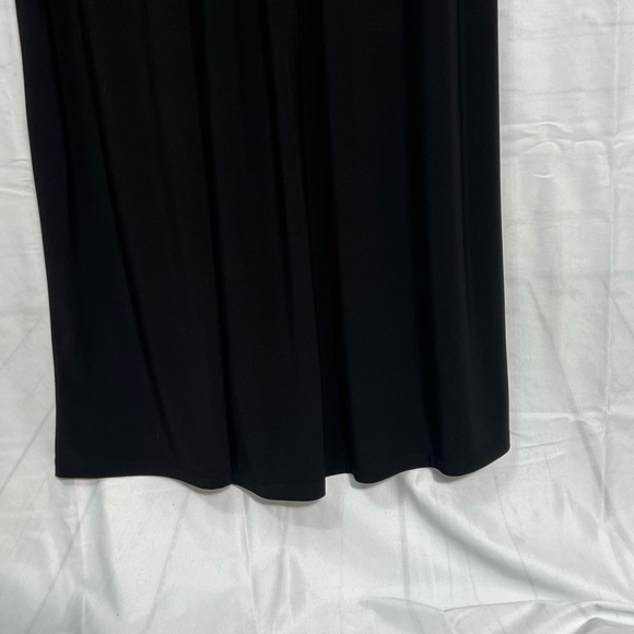 Chic Black Maxi Dress with Flowing Silhouette - Picture 4 of 11